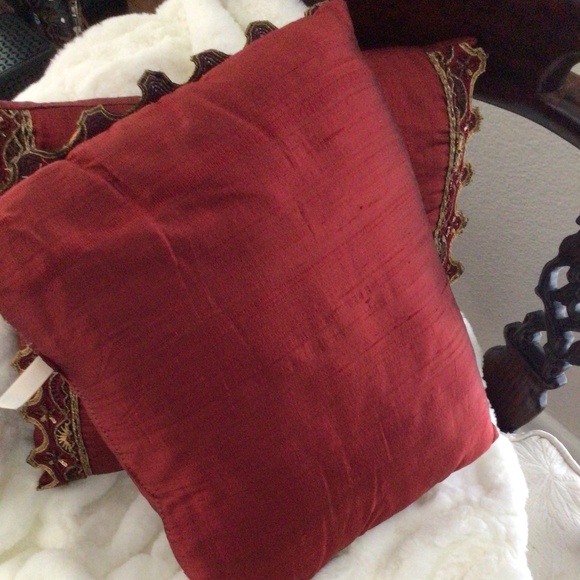 ADI Classics Pillows (2) - Picture 4 of 8